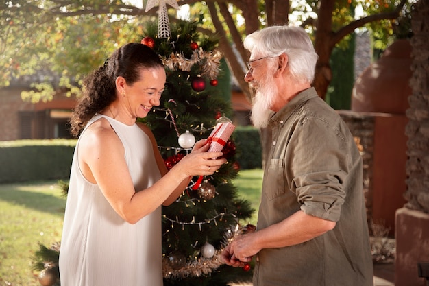 Foto gratuita coppia festeggia il natale nell'emisfero australe