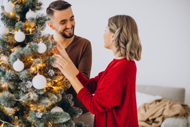 家で一緒にクリスマスを祝うカップル