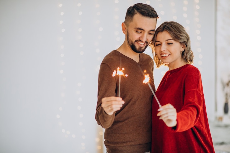 Free Photo couple celebrating christmas together at home