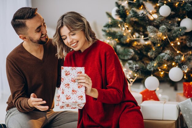 家で一緒にクリスマスを祝うカップル