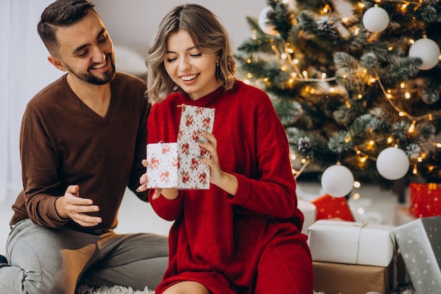 家で一緒にクリスマスを祝うカップル