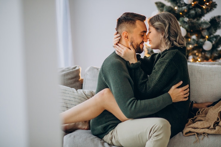 Free Photo couple celebrating christmas together at home