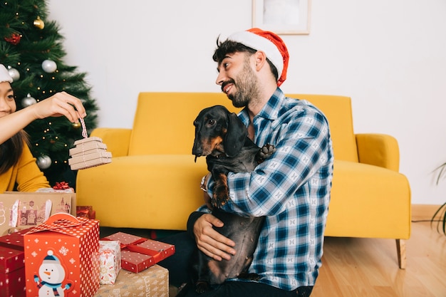 無料写真 犬とクリスマスを祝うカップル