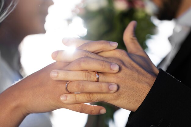 一緒に婚約を祝うカップル