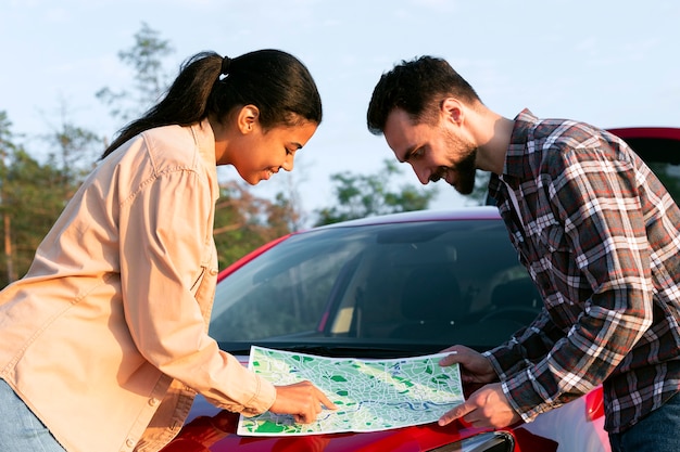 Foto gratuita paio di controllare una mappa per una nuova destinazione in macchina