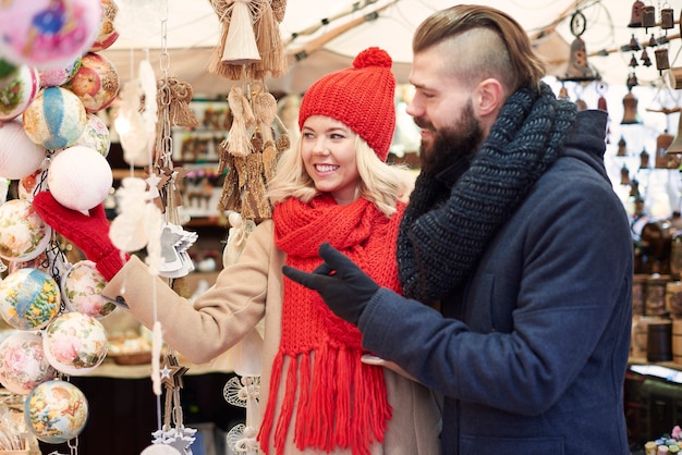 Foto gratuita coppia che sceglie alcune palle di natale