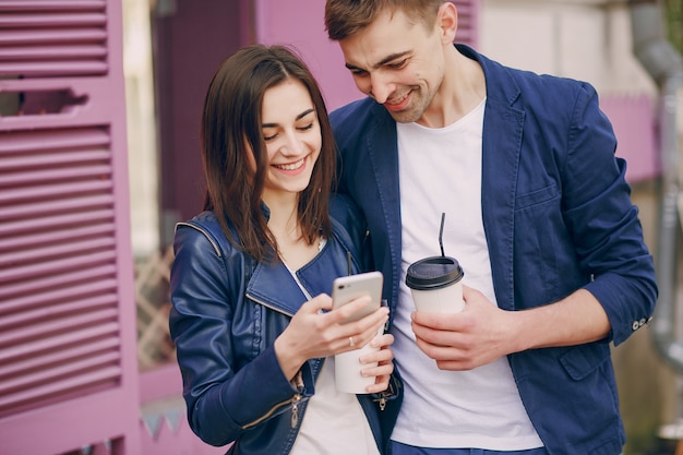 Free photo couple in city