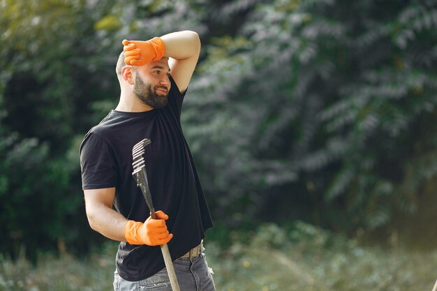 Couple collects leaves and cleans the park