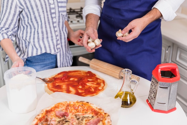 Foto gratuita coppia, cottura, pizza, funghi