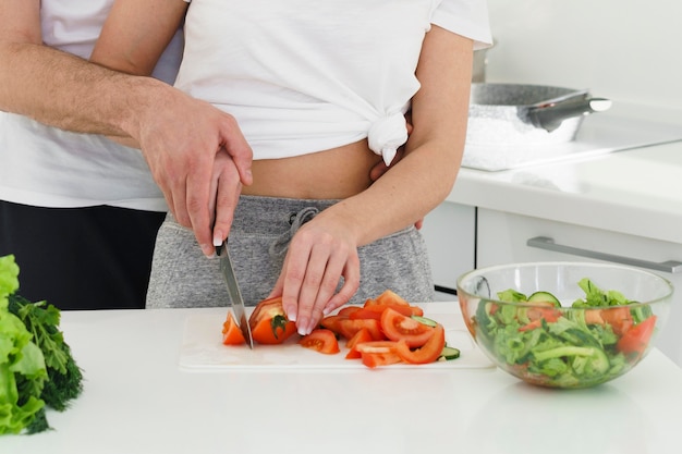 Free photo couple cutting vegetables