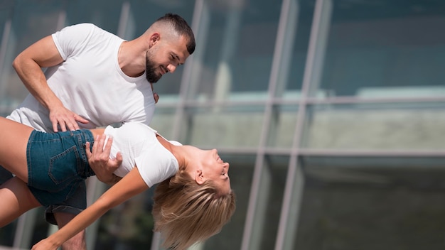 Foto gratuita coppia che balla fuori dopo il coronavirus con copia spazio