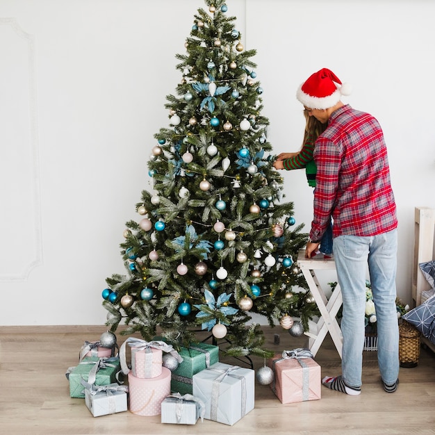 クリスマスツリーを飾るカップル