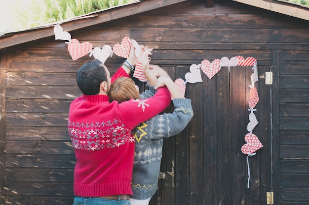 Foto gratuita coppia decorando casa con i cuori