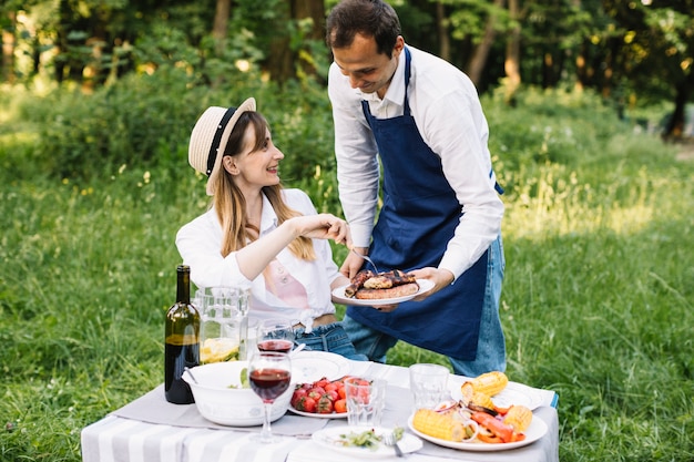 Foto gratuita coppia facendo un picnic romantico in natura