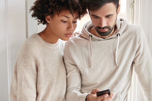 Free photo couple dressed in casual sweaters working at home