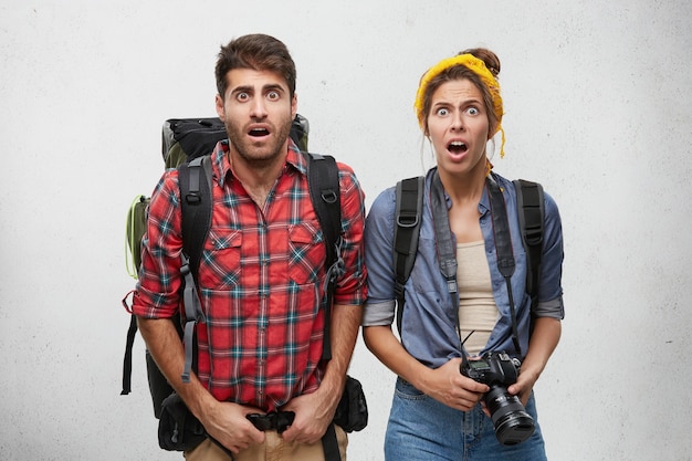 Free photo couple dressed casually posing