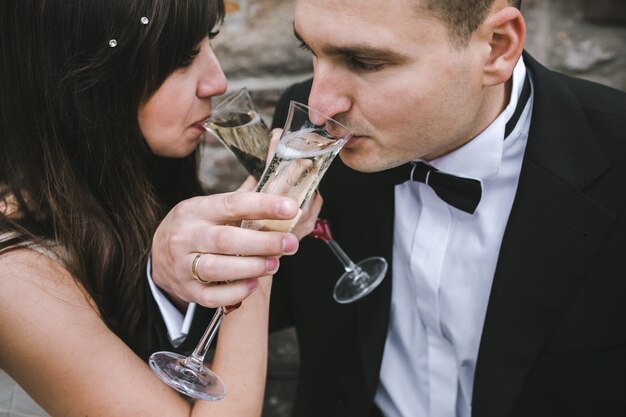 Пара пить шампанское на свадьбе