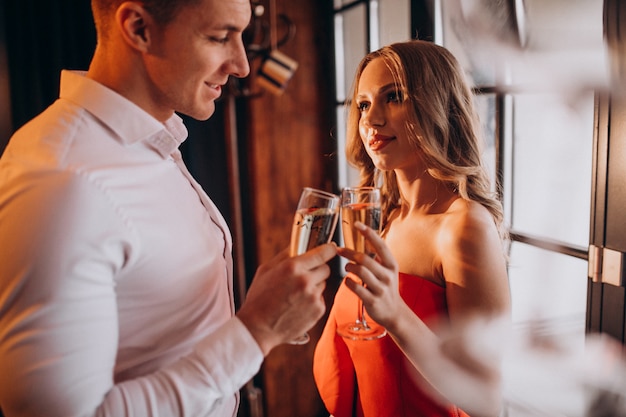 Пара пьет шампанское в ресторане на день Святого Валентина