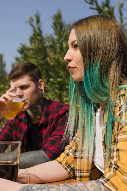 Free photo couple drinking craft beer outdoors