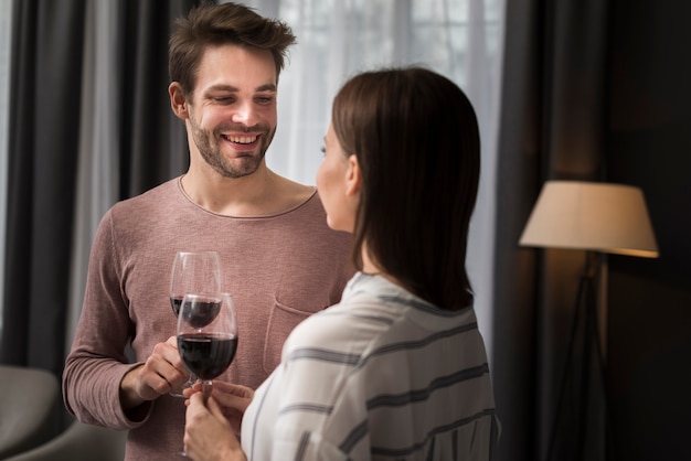 自宅でワインを飲むカップル
