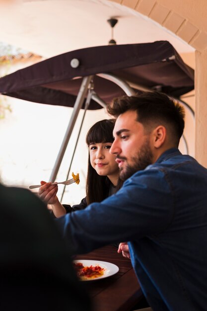 Foto gratuita coppia di mangiare cibo nel ristorante