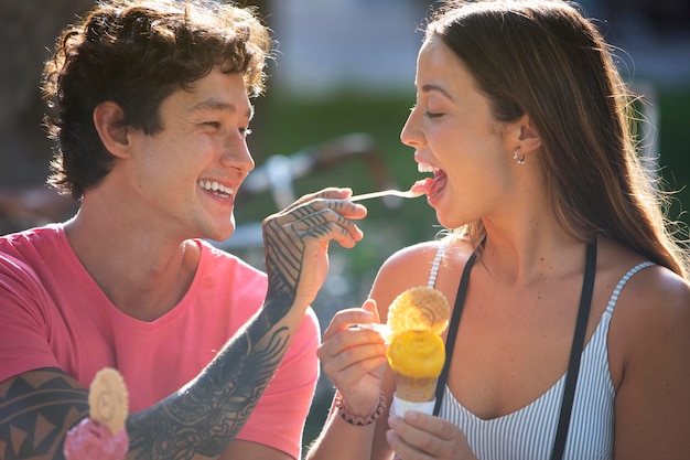 Foto gratuita coppia che mangia il gelato durante il viaggio