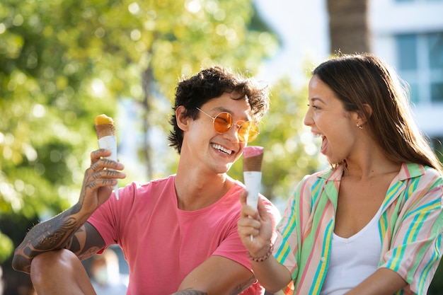 旅行中にアイスクリームを食べるカップル