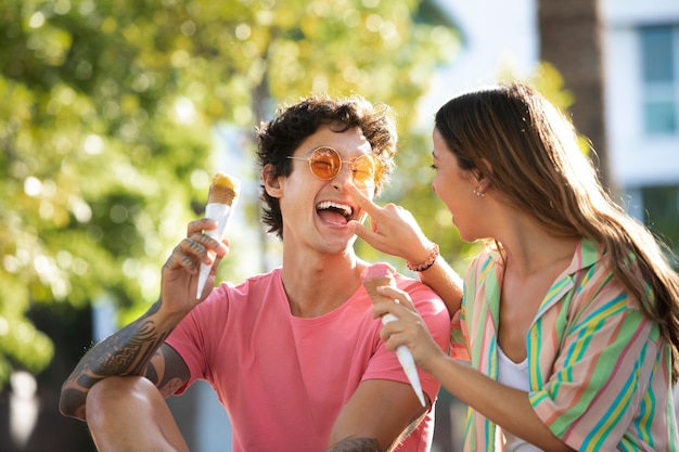 Foto gratuita coppia che mangia il gelato durante il viaggio