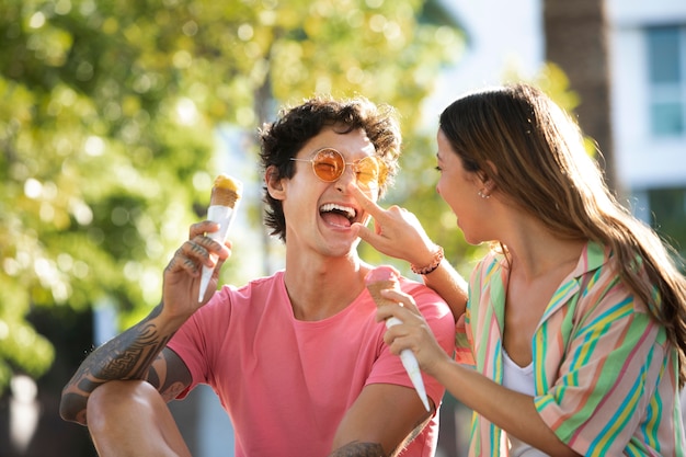 Пара ест мороженое во время путешествия