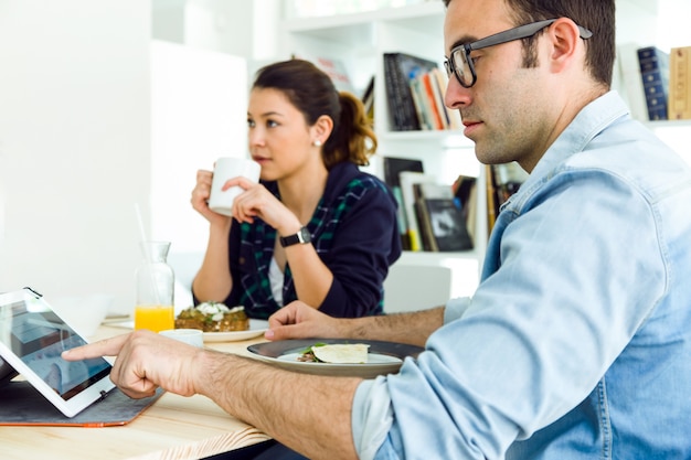 Free photo couple eating in kitchen