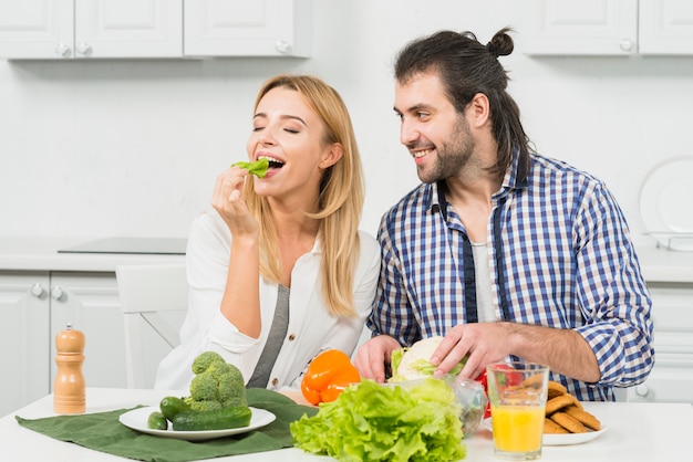 Foto gratuita coppia, mangiare, verdura