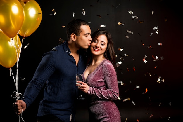 Free photo couple embracing at new years party