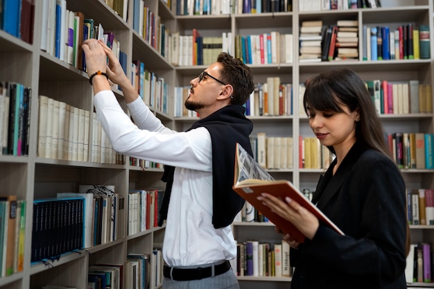 Free photo couple enjoying a bookstore date