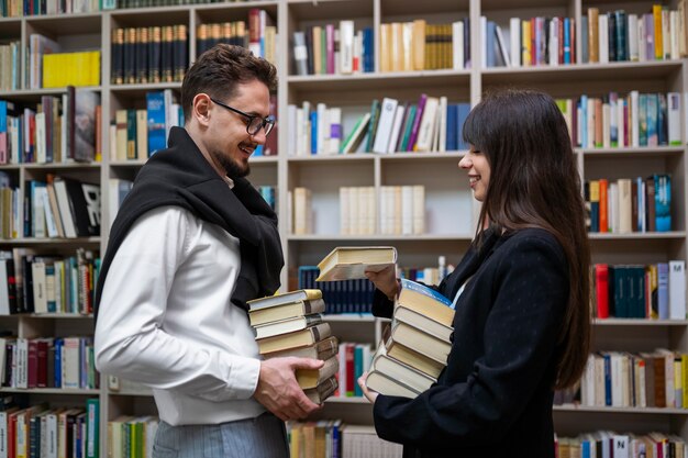 Пара наслаждается свиданием в книжном магазине