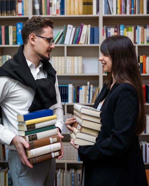 Foto gratuita coppia che si gode un appuntamento in libreria