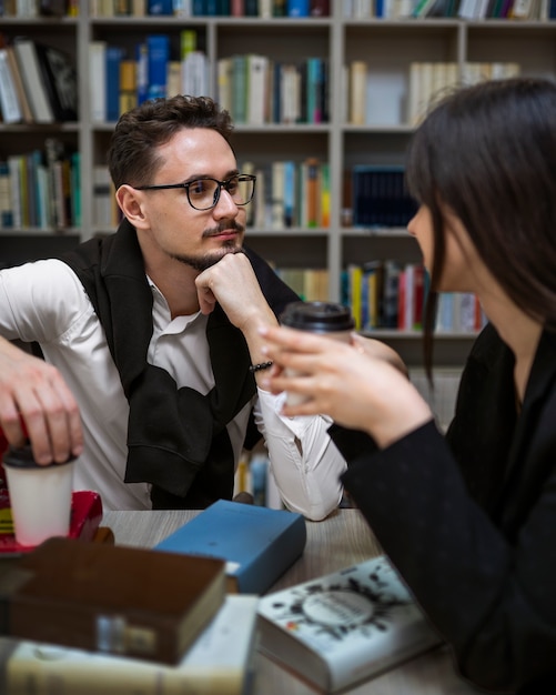 Foto gratuita coppia che si gode un appuntamento in libreria