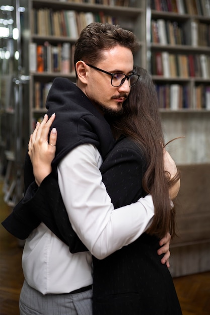 Foto gratuita coppia che si gode un appuntamento in libreria