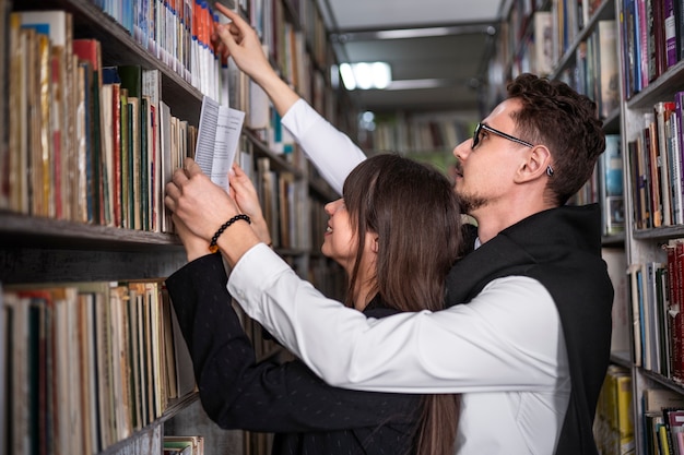 Foto gratuita coppia che si gode un appuntamento in libreria