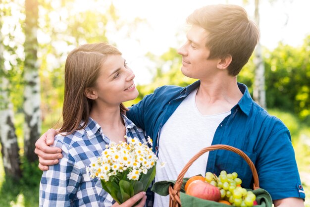 Пара наслаждаясь друг друга на природе