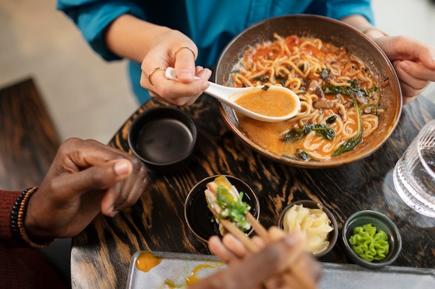 Free photo couple enjoying food in restaurant