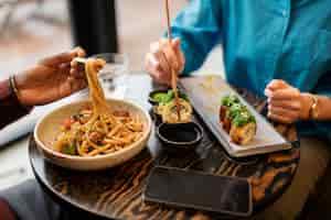 Free photo couple enjoying food in restaurant