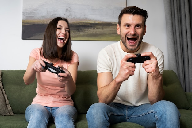 Coppia che si diverte a giocare al videogioco