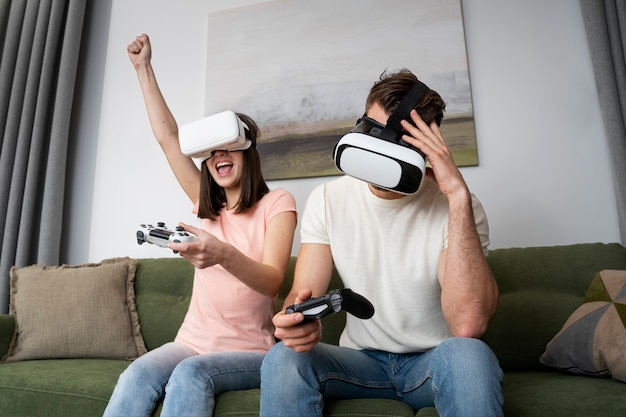 Пара, наслаждающаяся игрой в видеоигры Бесплатные Фотографии