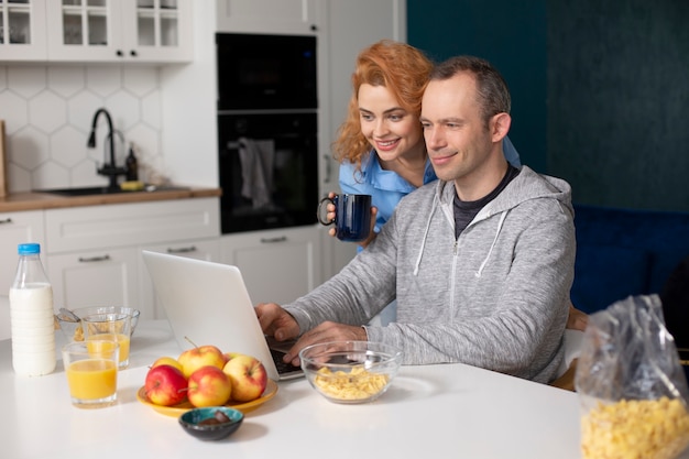 Free photo couple enjoying quality time at home