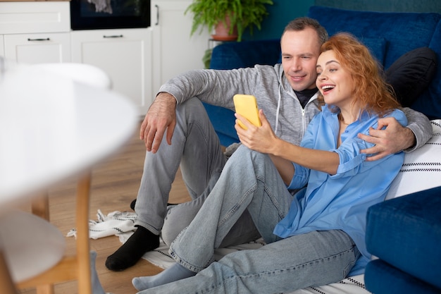 Foto gratuita coppia che si gode del tempo di qualità a casa