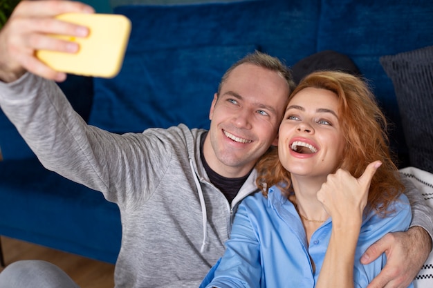 Free photo couple enjoying quality time at home