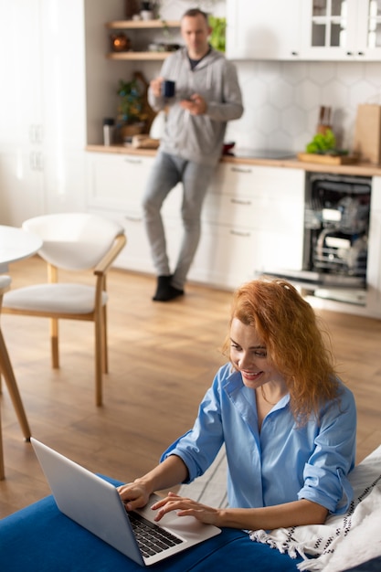 Free photo couple enjoying quality time at home