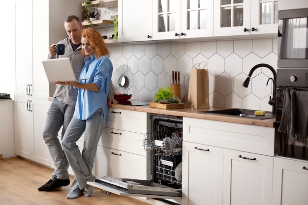 Free photo couple enjoying quality time at home