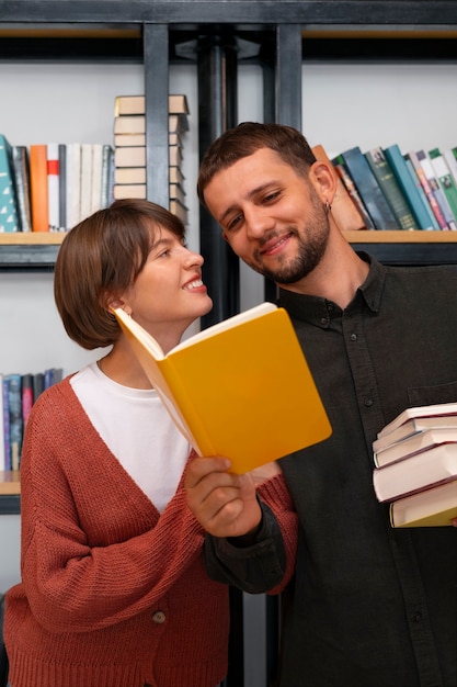 Пара наслаждается свиданием в книжном магазине