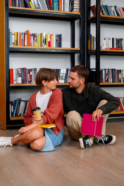 Бесплатное фото Пара наслаждается свиданием в книжном магазине